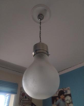 lampadario a forma di lampadina 