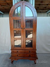 Vetrina in legno ad arco con ante in vetro e