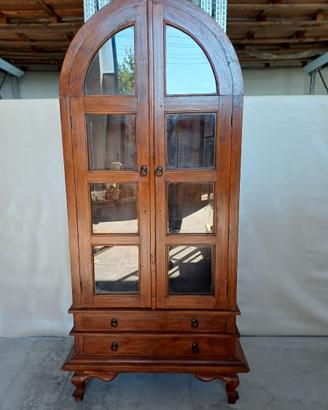 Vetrina in legno ad arco con ante in vetro e