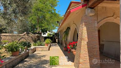 Tenuta 500 mq con azienda agricola 7 ettari