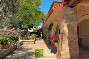 Tenuta 500 mq con azienda agricola 7 ettari