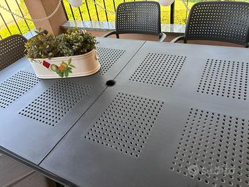 Tavolo e sedie da giardino
