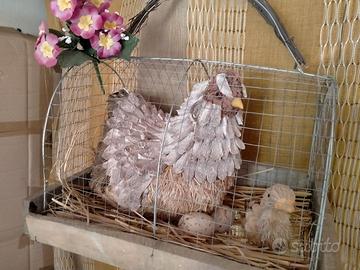 gallina in paglia in gabbia