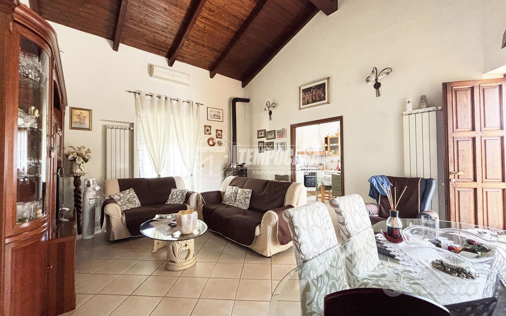 ESCLUSIVA VILLA NEL CENTRO DI RECENTE COSTRUZIONE - Vista 5