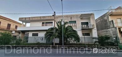 Intero stabile 700mq a Fiumefreddo di Sicilia