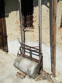 Antico rullo agricolo in pietra con telaio ferro