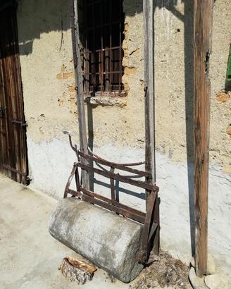 Antico rullo agricolo in pietra con telaio ferro