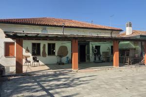 Locale commerciale con portico e area esterna