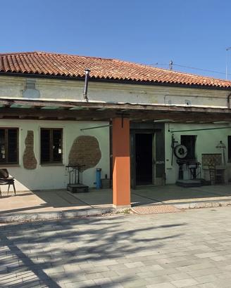 Locale commerciale con portico e area esterna