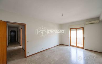 TRILOCALE CON GARAGE E POSTO AUTO A SANTA MARGHERI