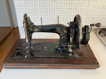 Macchina da cucire d'epoca