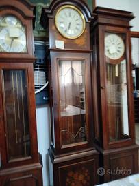 tre orologi a pendolo cassa in legno
