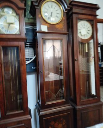 tre orologi a pendolo cassa in legno