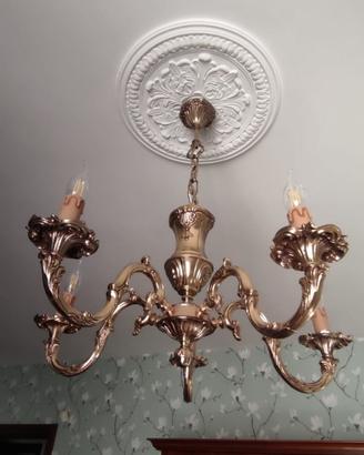 5 lampadari, 2 lumi e una lampada piantana Rococò