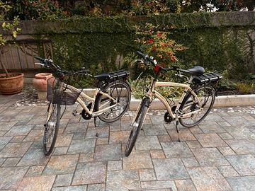 Coppia bici elettriche, uomo e donna