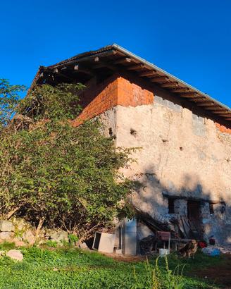 Rustico con Terreno e Stalla