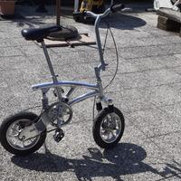 Bici con pedali pieghevoli