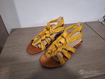 Sandali intrecciati colore giallo antichizzato