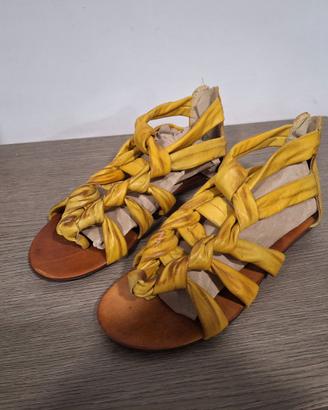 Sandali intrecciati colore giallo antichizzato