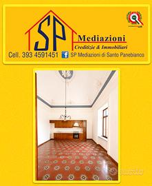 Palazzetto bifamiliare con locale commerciale