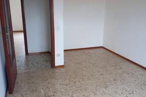 Trilocale libero parzialmente ristrutturato