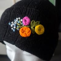 Berretto Nero con Ricamo Floreale fatto a mano 