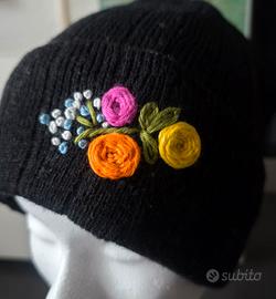 Berretto Nero con Ricamo Floreale fatto a mano 