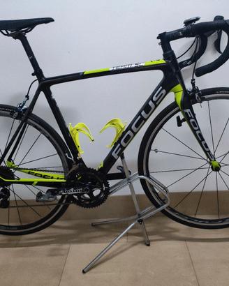 bici corsa in carbonio Focus Izalco Team.