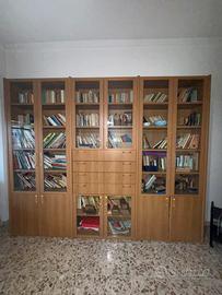 Libreria a parete con vetrine e cassetti