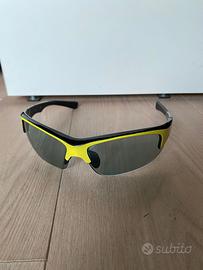 Occhiali da sole sportivi NRC gialli.