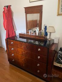 Cassettiera in legno con specchio stile antico