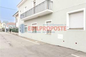 Casa indipendente di 350 m² con più di 5 locali e 