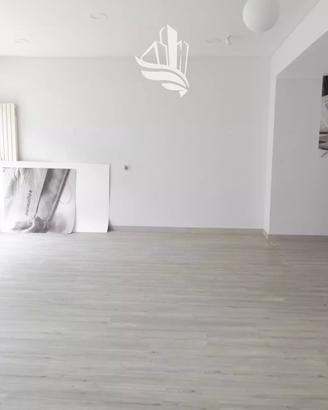 Via Druso: negozio con parcheggio