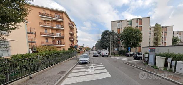 Stanza singola a Monza-POSTO AUTO-LIBERA SUBITO