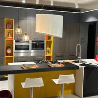 Cucina moderna completa con isola elettrodomestici