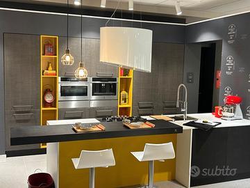 Cucina moderna completa con isola elettrodomestici