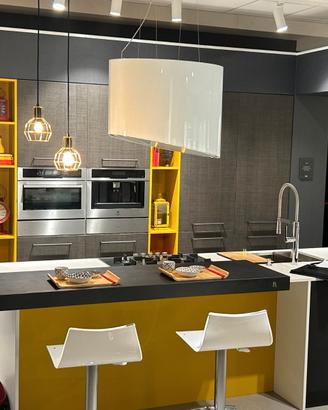 Cucina moderna completa con isola elettrodomestici