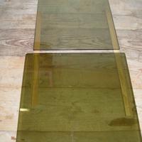 Due piccole mensole di vetro