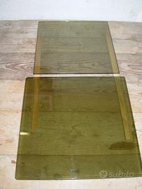 Due piccole mensole di vetro