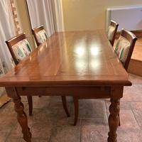 Tavolo in legno massello con sedie e prolunghe