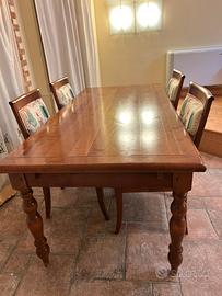 Tavolo in legno massello con sedie e prolunghe