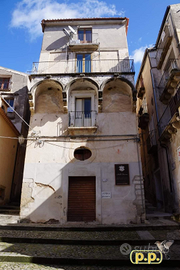 Magazzino Commerciale con Appartamento