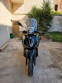 Beverly 300 hpe 2025_4200€