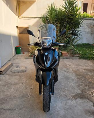 Beverly 300 hpe 2025_4200€