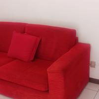 divano in tessuto rosso