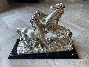 Scultura in resina e argento