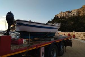 Gozzo con motore fuoribordo