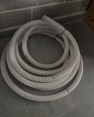 Pompa ad immersione acque chiare insieme a tubo