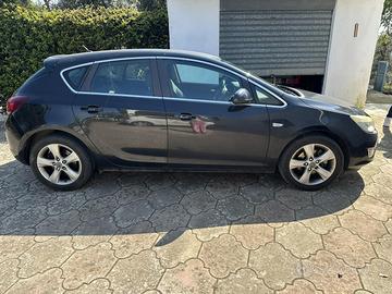 Opel Astra J modello cosmo