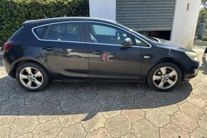 Opel Astra J modello cosmo